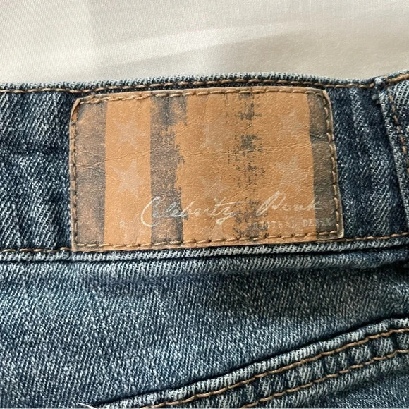 Celebrity Pink Jean Shorts Cuffed Raw Edge Size 5 Med Wash Mid Rise 4” Inseam - Picture 4 of 9